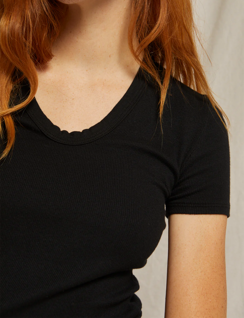 Avril U-Neck Rib SS, True Black