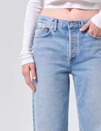 Mid Rise Arc Jean, Orten