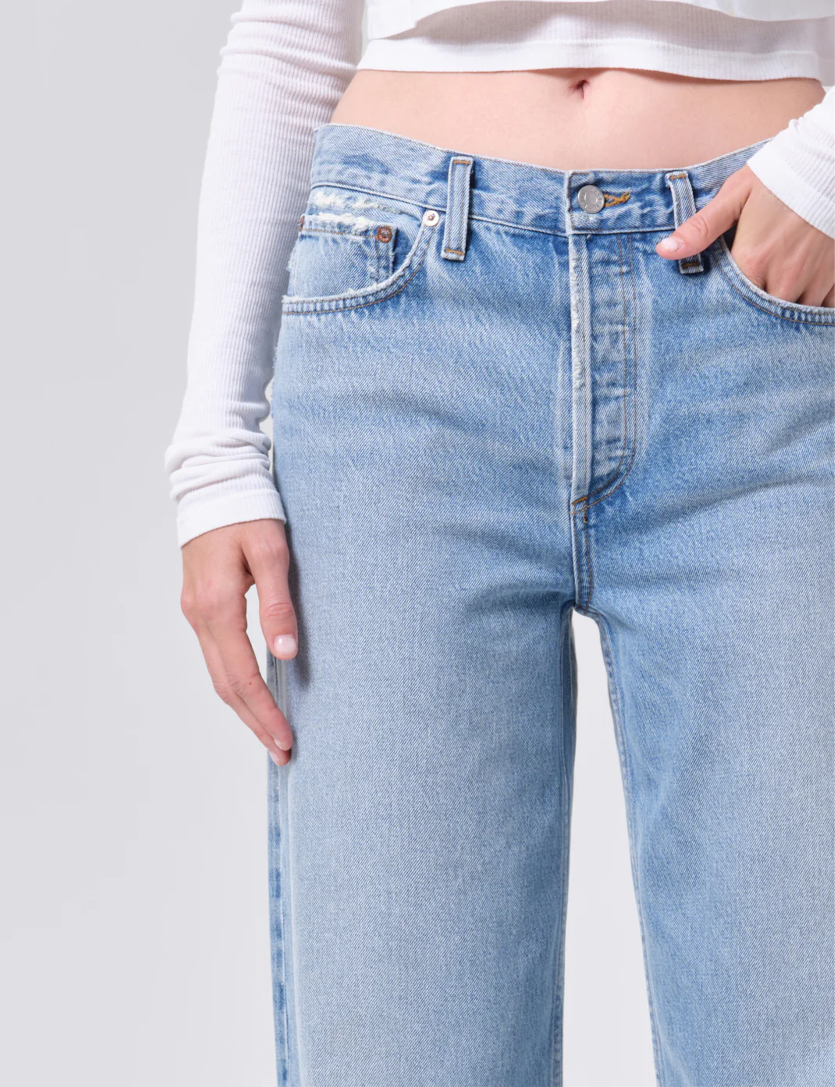Mid Rise Arc Jean, Orten