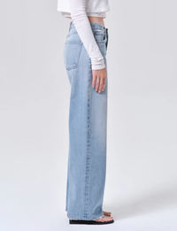 Mid Rise Arc Jean, Orten