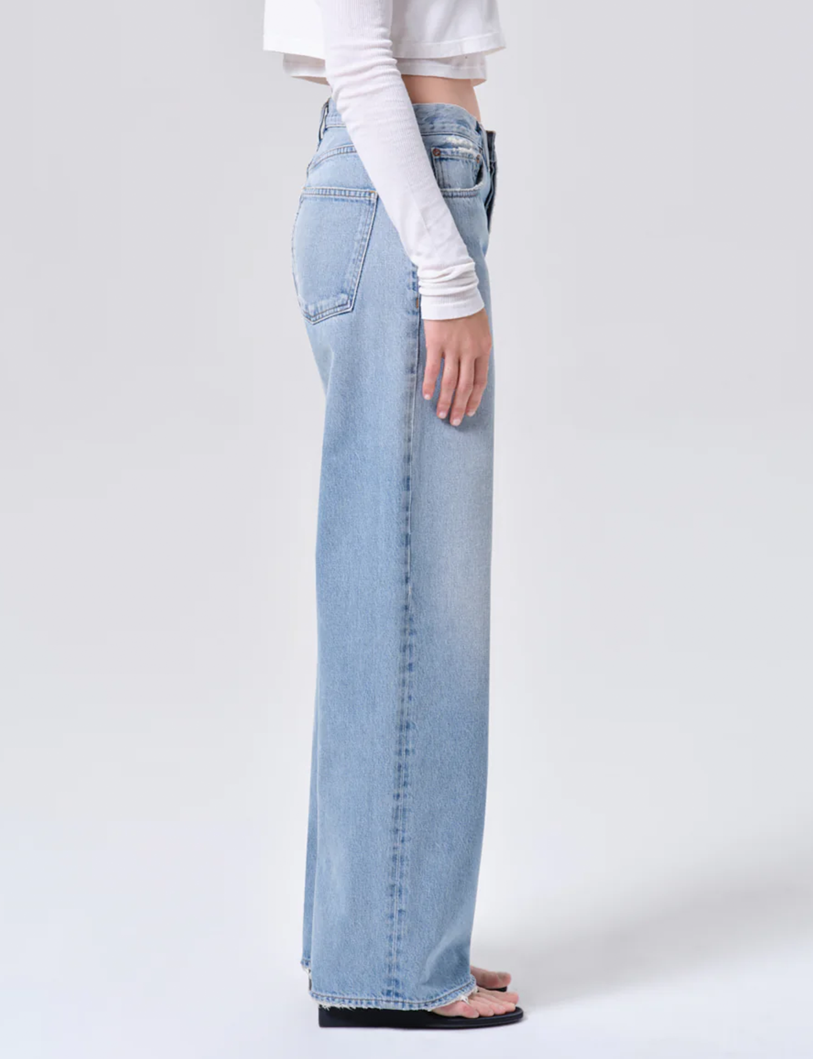 Mid Rise Arc Jean, Orten
