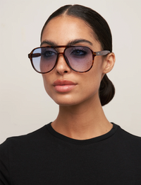 Stevie, Tort/Blue Fade