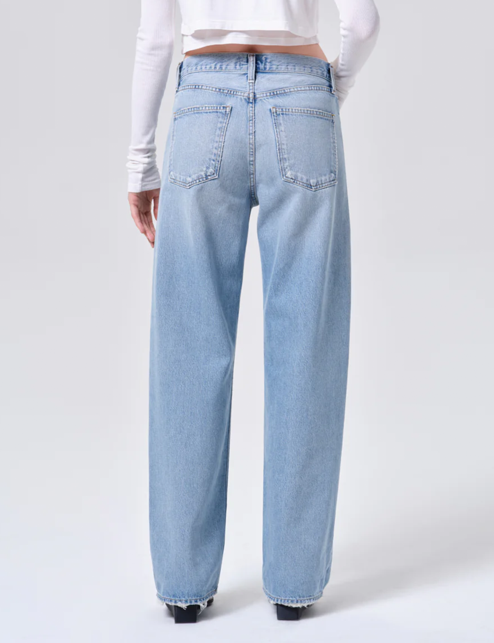Mid Rise Arc Jean, Orten